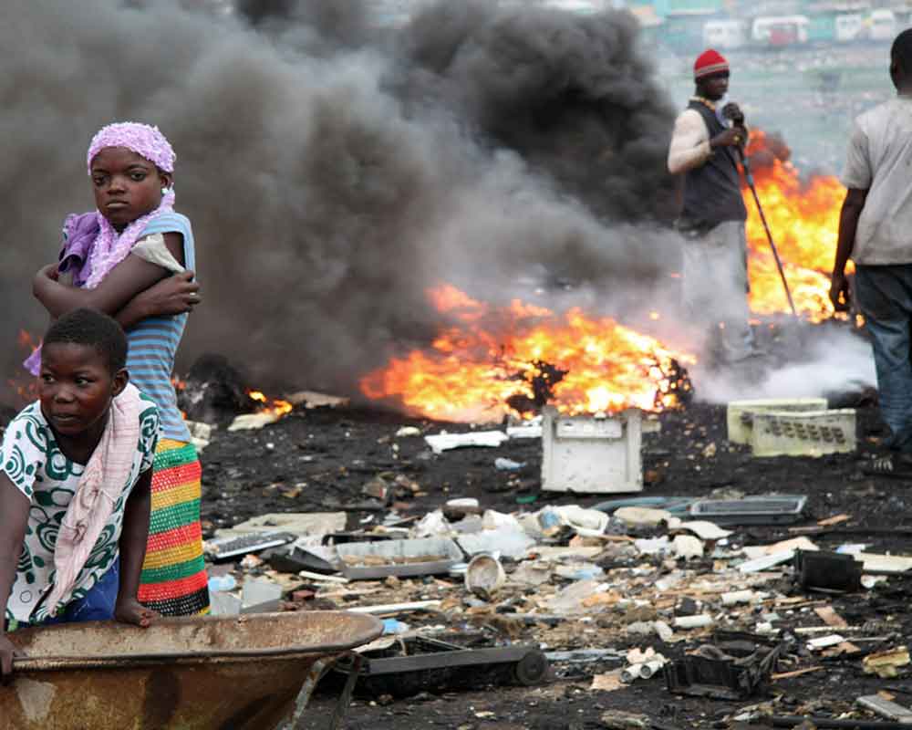 Niños en vertedero Agbogbloshie Ghana