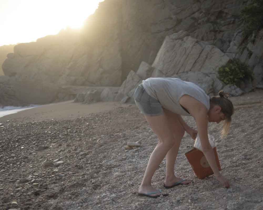 Elena recogiendo basura en la Costa Brava