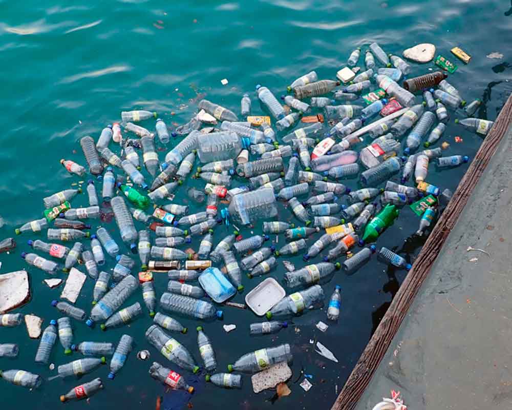 Contaminación de agua por plásticos